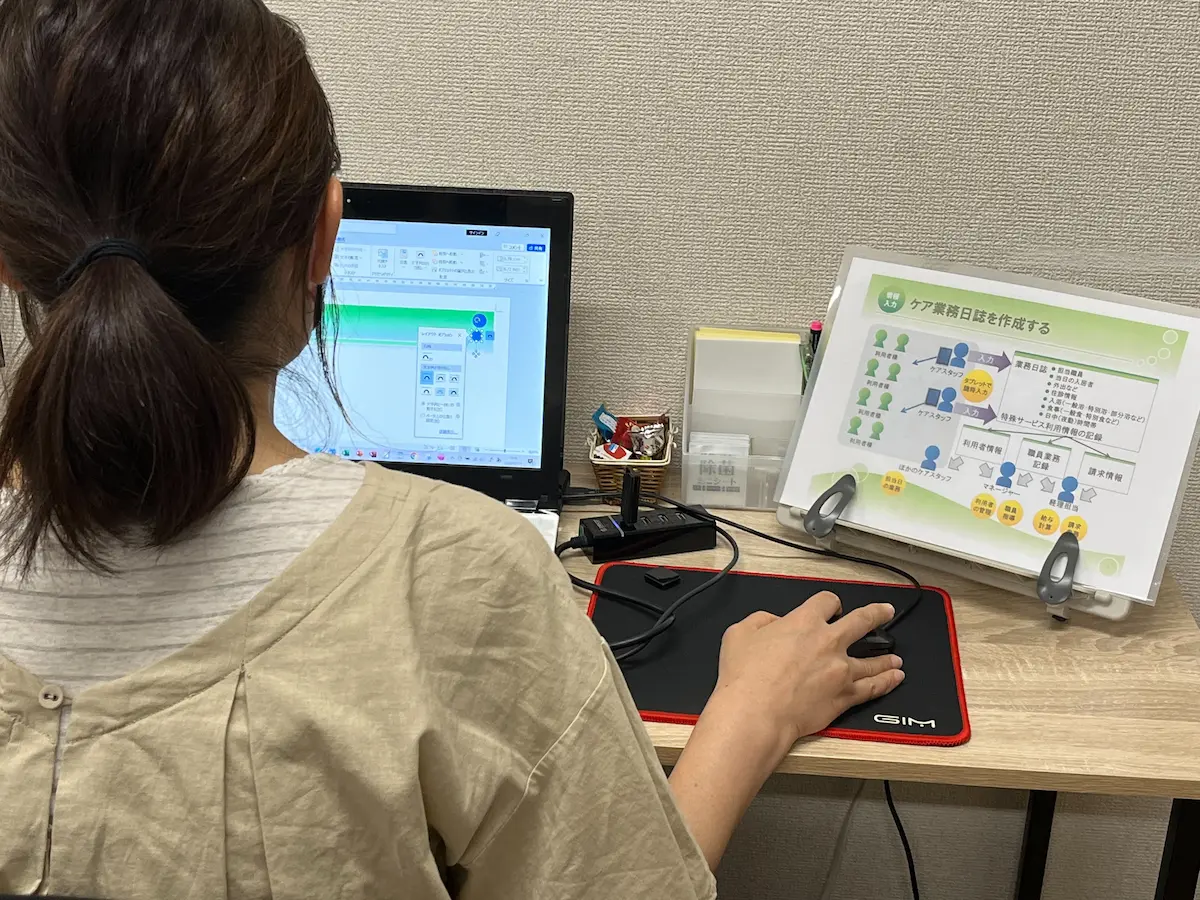 東川口パソコン教室パステルの練習課題に取り組む女性